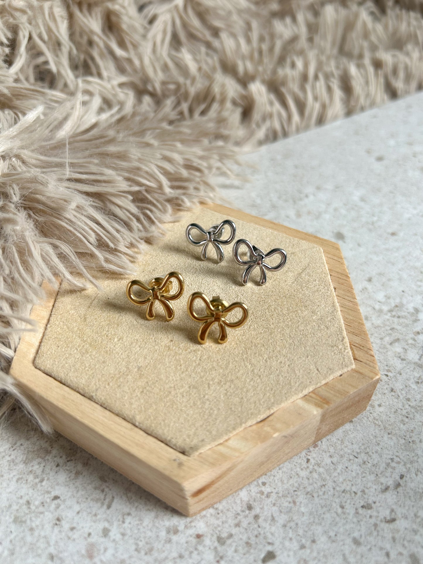 Oorbellen strikjes studs