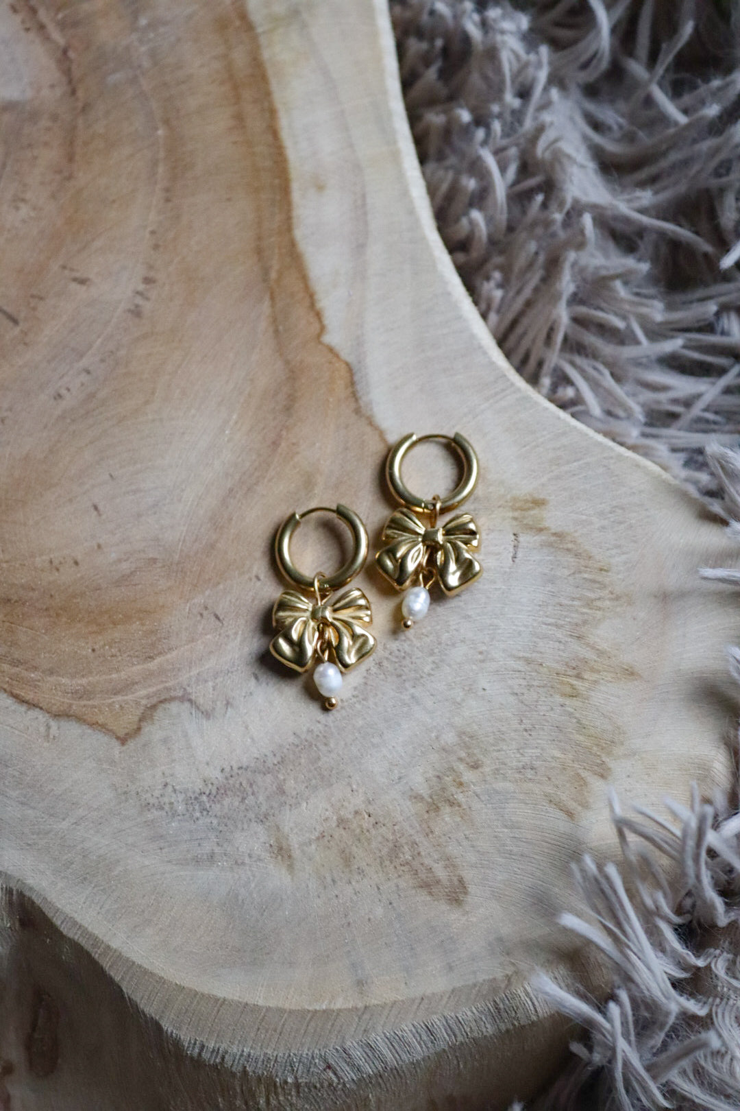 Oorbellen strik zoetwaterparel