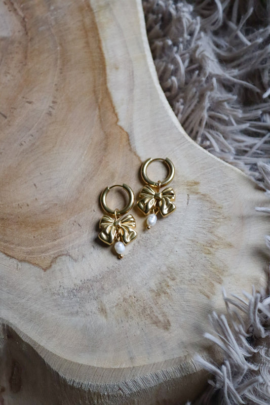 Oorbellen strik zoetwaterparel