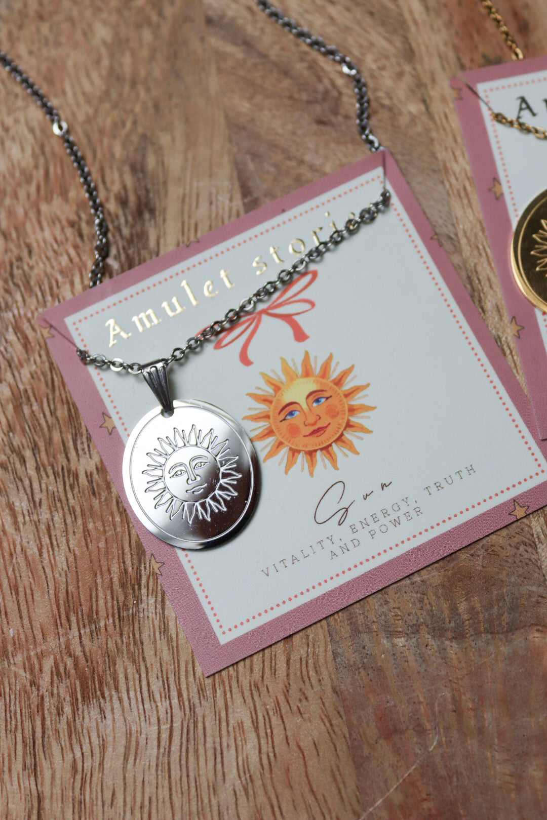 Ketting amulet stories