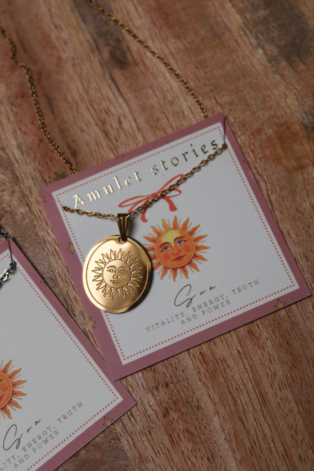 Ketting amulet stories