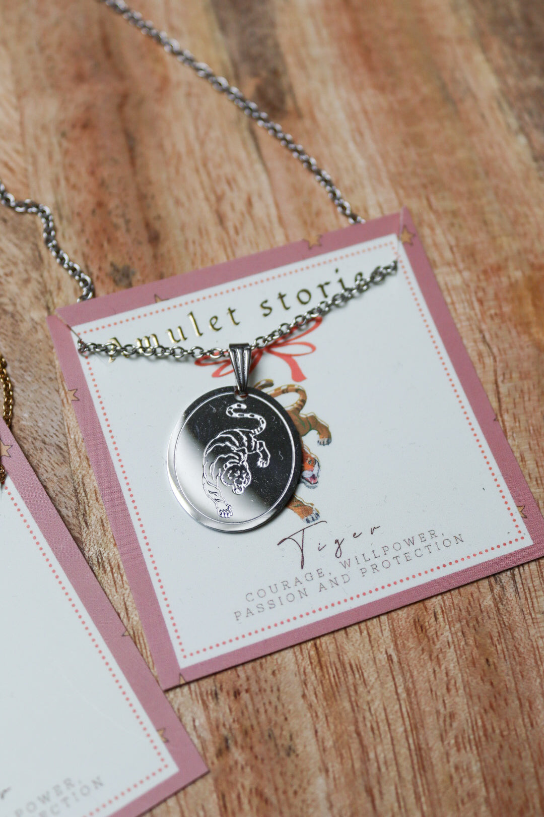 Ketting amulet stories