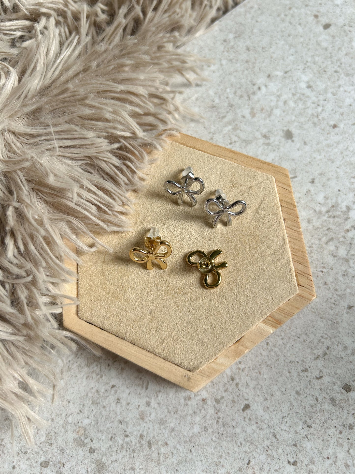 Oorbellen strikjes studs