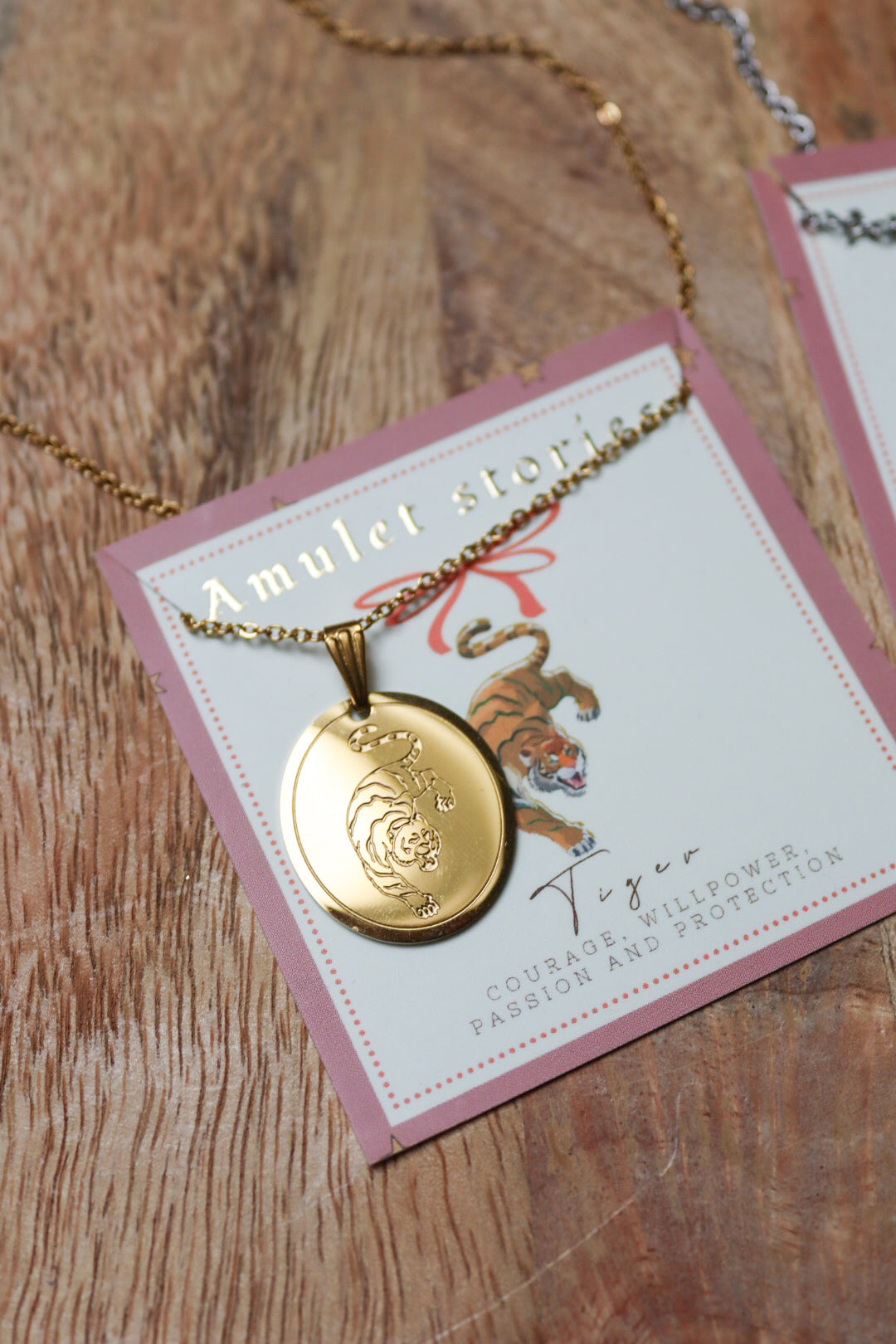 Ketting amulet stories