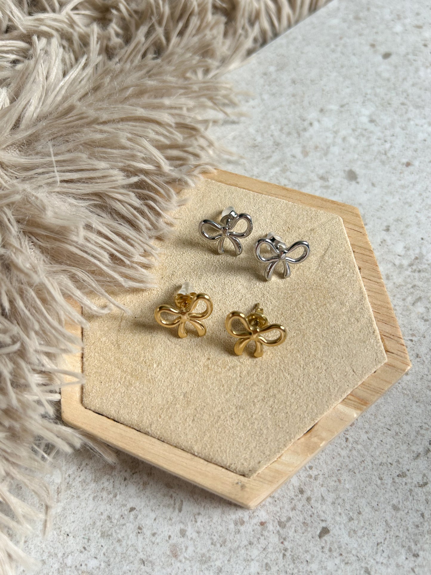 Oorbellen strikjes studs